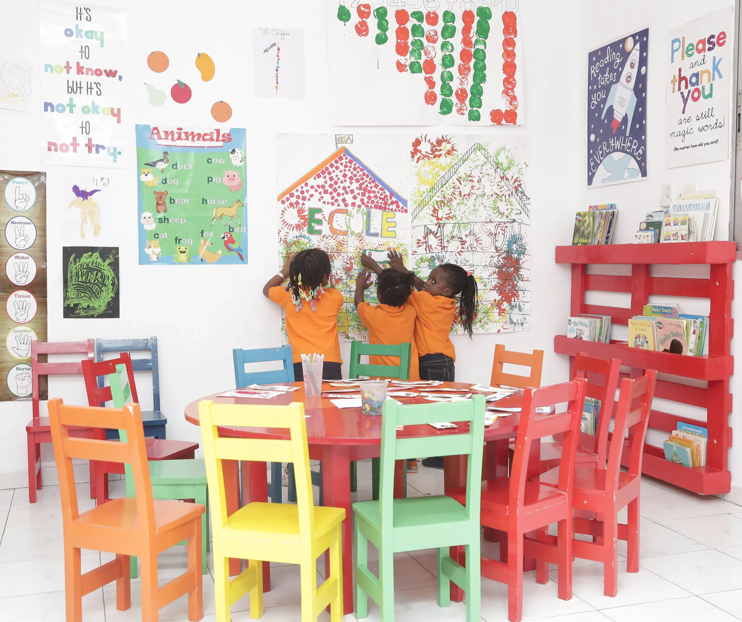 Jeune enfant PreK réalisant une expérience scientifique extraordinaire