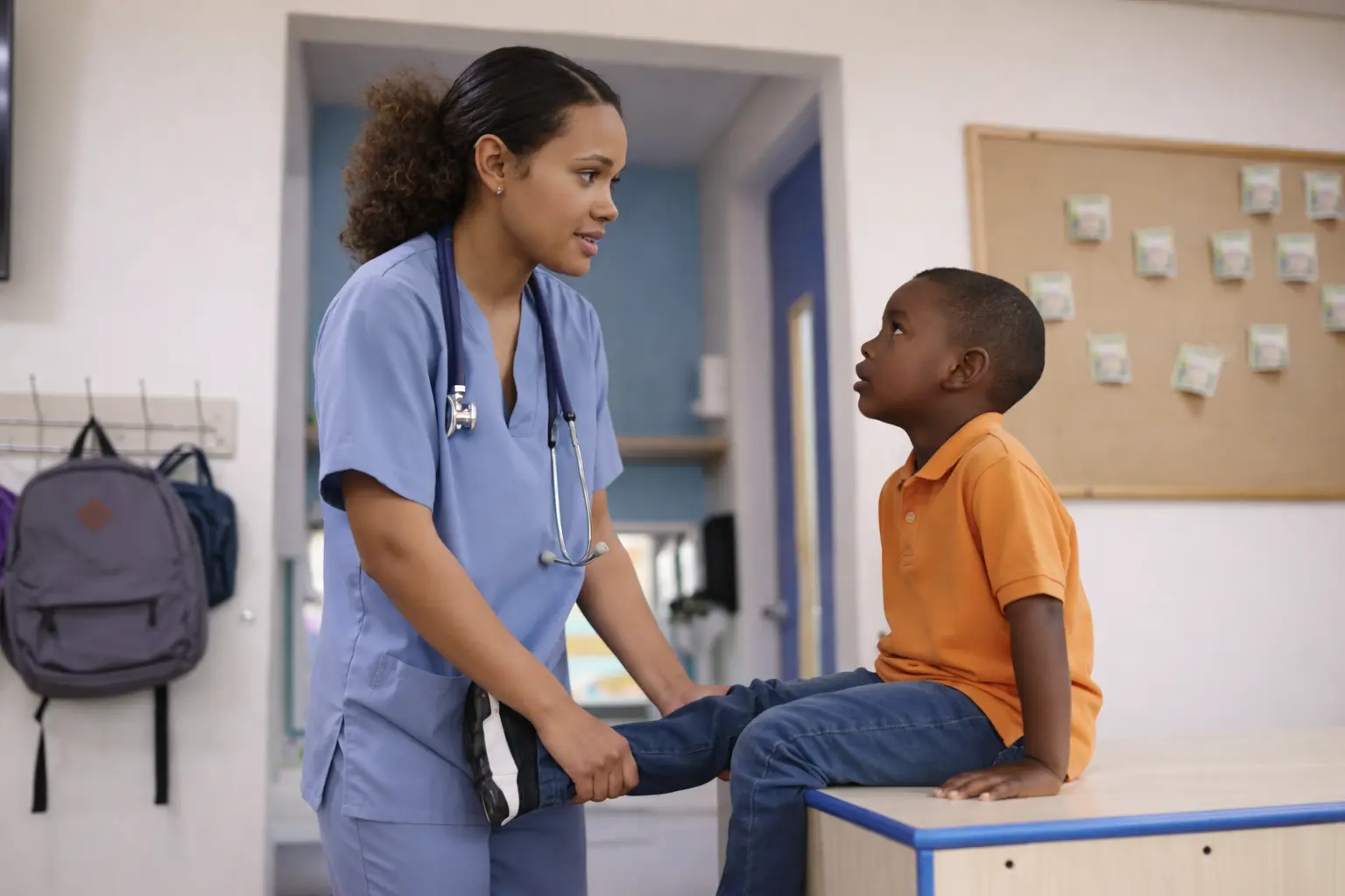 Infirmière scolaire avec un enfant